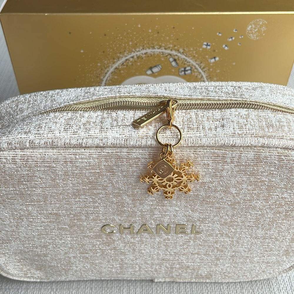 CHANEL limited edition holiday Cosmetic Pouch with snowflake charm - Picture 7 of 14